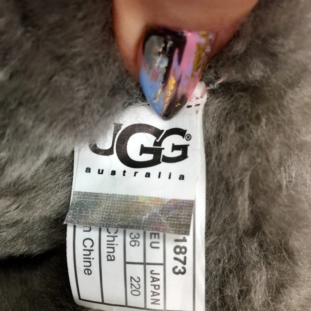 Uggs Bailey Button Triplet Boots in Grey Size 5
